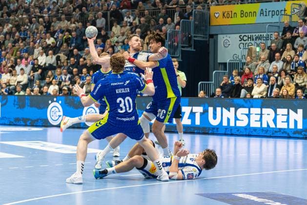 Szene mit Tom Kiesler (30; VfL Gummersbach), Miloö Vujovi? (6; VfL Gummersbach), ät?pán Zeman (66; VfL Gummersbach) und Silvio Heinevetter (12; ThSV Eisenach) in der Partie zwischen VfL Gummersbach und ThSV Eisenach am 22. Spieltag in der DAIKIN HBL. Szene mit Tom Kiesler (30; VfL Gummersbach) und Silvio Heinevetter (12; ThSV Eisenach)