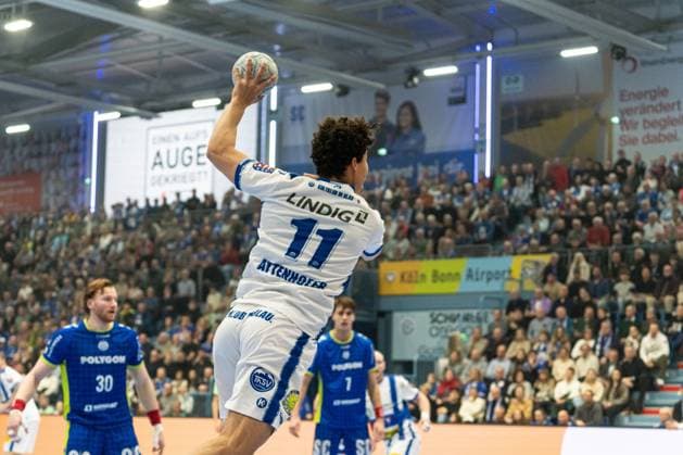Szene mit Gian Attenhofer (11, ThSV Eisenach) beim Werfen und Tom Kiesler (30; VfL Gummersbach) in Hintergrund in der Partie zwischen VfL Gummersbach und ThSV Eisenach am 22. Spieltag in der DAIKIN HBL. Szene mit Gian Attenhofer (11, ThSV Eisenach) und Tom Kiesler (30; VfL Gummersbach)