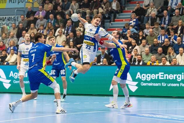 Szene mit Felix Aellen (22; ThSV Eisenach), Teitur Einarsson (14; VfL Gummersbach) und Kay Smits (31; VfL Gummersbach) in der Partie zwischen VfL Gummersbach und ThSV Eisenach am 22. Spieltag in der DAIKIN HBL. Szene mit Felix Aellen (22; ThSV Eisenach) und Teitur Einarsson (14; VfL Gummersbach)