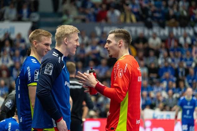Szene mit Bertram Obling (16; VfL Gummersbach) und Dominik Kuzmanovi? (1; VfL Gummersbach) am Spielfeldrand in der Partie zwischen VfL Gummersbach und ThSV Eisenach am 22. Spieltag in der DAIKIN HBL. Szene mit Bertram Obling (16; VfL Gummersbach) und Dominik Kuzmanovi? (1; VfL Gummersbach)