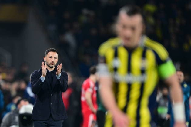 Fenerbahce v Nottingham Forest - UEFA Europa League ISTANBUL, TURKIYE - FEBRUARY 19: Head coach of Fenerbahce Domenico Tedesco gives tactics during first leg of the UEFA Europa League round of 16 play-off between Fenerbahce and Nottingham Forest at Chobani Stadium in Istanbul, Turkiye on February 19, 2026. Oguz Yeter Anadolu Istanbul Turkey. Editorial use only. Please get in touch for any other usage.  Copyright: x2026xAnadoluxOguzxYeterx