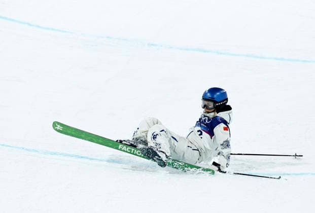 (260219) -- LIVIGNO, Feb. 19, 2026 -- Gu Ailing of China falls during the qualification of freestyle skiing women s freeski halfpipe at the Milan-Cortina 2026 Olympic Winter games, Winterspiele,Spiele, Summer games in Livigno, Italy, Feb. 19, 2026. ) (MICO2026)ITALY-LIVIGNO-OLYMPIC WINTER GAMES-FREESTYLE SKIING-WOMEN S FREESKI HALFPIPE-QUALIFICATION WangxPeng 