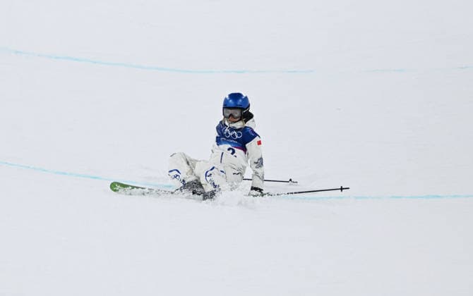 (260219) -- LIVIGNO, Feb. 19, 2026 -- Gu Ailing of China falls during the qualification of freestyle skiing women s freeski halfpipe at the Milan-Cortina 2026 Olympic Winter games, Winterspiele,Spiele, Summer games in Livigno, Italy, Feb. 19, 2026. ) (MICO2026)ITALY-LIVIGNO-OLYMPIC WINTER GAMES-FREESTYLE SKIING-WOMEN S FREESKI HALFPIPE-QUALIFICATION WuxHuiwo 