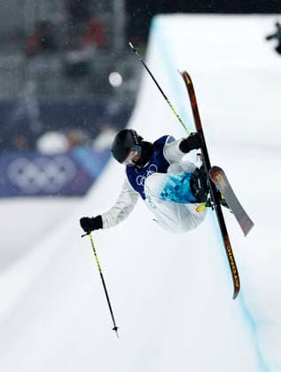 (260219) -- LIVIGNO, Feb. 19, 2026 -- Zhang Kexin of China competes during the qualification of freestyle skiing women s freeski halfpipe at the Milan-Cortina 2026 Olympic Winter games, Winterspiele,Spiele, Summer games in Livigno, Italy, Feb. 19, 2026. ) (MICO2026)ITALY-LIVIGNO-OLYMPIC WINTER GAMES-FREESTYLE SKIING-WOMEN S FREESKI HALFPIPE-QUALIFICATION WangxPeng 