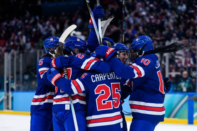 260219 Hilary Knight of USA celebrate with teammates after scoring 1-1 in the women s Ice hockey, Eishockey final game between USA and Canada during day 13 of the 2026 Winter Olympics on February 19, 2026 in Milan. Photo: Emma Wallskog BILDBYRAN kod EW EW0643 ishockey ice hockey Olympic Games, Olympische Spiele, Olympia, OS olympics winter olympics os ol olympiska spel vinter-os olympiske leker milano cortina 2026 milan cortina 2026 milano cortina 2026 olympic games milano cortina 2026 winter olympic games milano cortina-os milano cortina-ol vinter-ol 13 bbeng dam usa kanada canada final jubel *** 260219 Hilary Knight of USA celebrate with teammates after scoring 1 1 in the women s ice hockey final game between USA and Canada during day 13 of the 2026 Winter Olympics on February 19, 2026 in Milan Photo Emma Wallskog BILDBYRAN code EW EW0643 ice hockey ice hockey olympic games olympics winter olympics os ol olympic games winter os olympic games milano cortina 2026 milan cortina 2026 milano cortina 2026 olympic games milano cortina 2026 winter olympic games milano cortina os milano cortina ol winter ol 13 bbeng dam usa kanada canada final jubel  Copyright: EMMAxWALLSKOG BB260219EW111