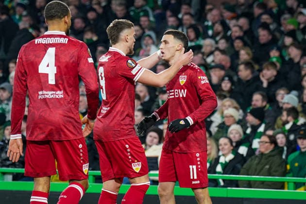 Fussball UEFA Europa League 2025 - 2026, Play-Offs Hinspiel - Celtic FC Glasgow vs VfB Stuttgart - Celtic Park Stadion (Glasgow, Schottland): Tor und Torjubel zum 0:1 durch Bilal El Khannouss (VfB Stuttgart, 11) Freude, Emotionen, Jubel Ermedin Demirovic (VfB Stuttgart, 9) Josha Vagnoman (VfB Stuttgart, 4) Copyright: xJOERANxSTEINSIEKx