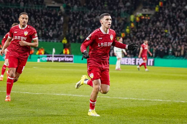 Fussball UEFA Europa League 2025 - 2026, Play-Offs Hinspiel - Celtic FC Glasgow vs VfB Stuttgart - Celtic Park Stadion (Glasgow, Schottland): Tor und Torjubel zum 0:1 durch Bilal El Khannouss (VfB Stuttgart, 11) Freude, Emotionen, Jubel Copyright: xJOERANxSTEINSIEKx