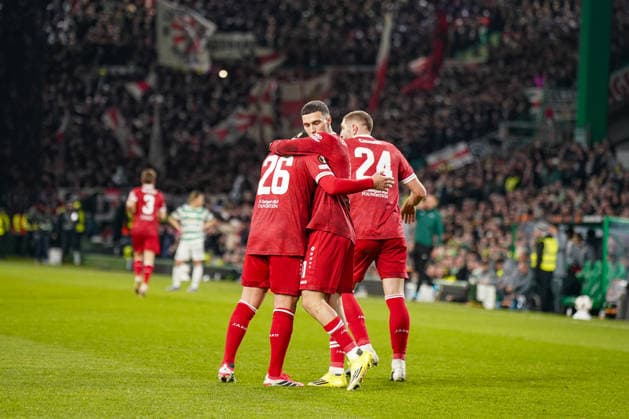 Fussball UEFA Europa League 2025 - 2026, Play-Offs Hinspiel - Celtic FC Glasgow vs VfB Stuttgart - Celtic Park Stadion (Glasgow, Schottland): Tor und Torjubel zum 0:1 durch Bilal El Khannouss (VfB Stuttgart, 11) Freude, Emotionen, Jubel Deniz Undav (VfB Stuttgart, 26) Jeff Chabot (VfB Stuttgart, 24) Copyright: xJOERANxSTEINSIEKx