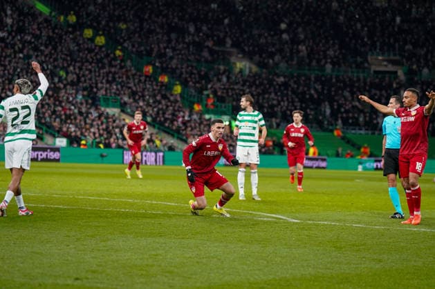 Fussball UEFA Europa League 2025 - 2026, Play-Offs Hinspiel - Celtic FC Glasgow vs VfB Stuttgart - Celtic Park Stadion (Glasgow, Schottland): Tor und Torjubel zum 0:1 durch Bilal El Khannouss (VfB Stuttgart, 11) Freude, Emotionen, Jubel Copyright: xJOERANxSTEINSIEKx