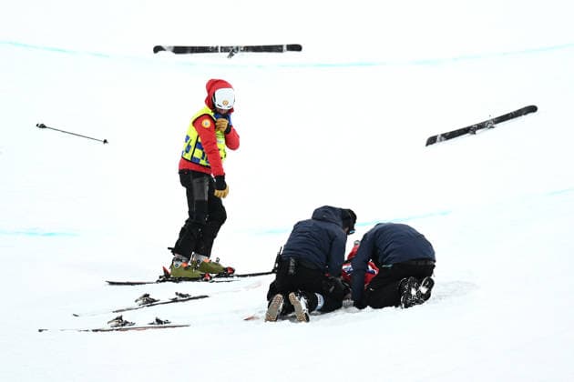 2026 WINTER Olympic Games, Olympische Spiele, Olympia, OS Cassie Sharpe of Canada receives medical attention after crashing on her second run in the Women™s Freeski Halfpipe qualifier at Livigno Snow Park, on day 13 of the 2026 Milano Cortina Winter Olympic Games in Italy, Wednesday, February 18, 2026. ( NO ARCHIVING LIVIGNO SONDRIO ITALY  Copyright: xDANxHIMBRECHTSx 20260220137948935720