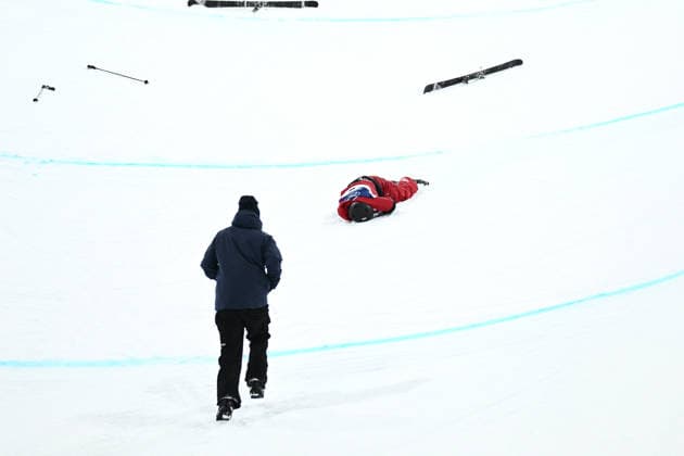 2026 WINTER Olympic Games, Olympische Spiele, Olympia, OS Cassie Sharpe of Canada receives medical attention after crashing on her second run in the Women™s Freeski Halfpipe qualifier at Livigno Snow Park, on day 13 of the 2026 Milano Cortina Winter Olympic Games in Italy, Wednesday, February 18, 2026. ( NO ARCHIVING LIVIGNO SONDRIO ITALY  Copyright: xDANxHIMBRECHTSx 20260220149869391138