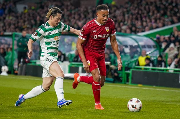 Fussball UEFA Europa League 2025 - 2026, Play-Offs Hinspiel - Celtic FC Glasgow vs VfB Stuttgart - Celtic Park Stadion (Glasgow, Schottland): Jamie Leweling (VfB Stuttgart, 18) Daizen Maeda (Celtic Glasgow, 38) Copyright: xJOERANxSTEINSIEKx