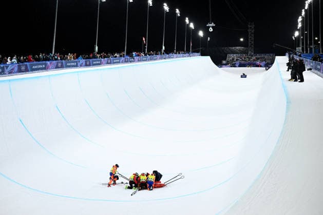 2026 WINTER Olympic Games, Olympische Spiele, Olympia, OS Cassie Sharpe of Canada receives medical attention after crashing on her second run in the Women™s Freeski Halfpipe qualifier at Livigno Snow Park, on day 13 of the 2026 Milano Cortina Winter Olympic Games in Italy, Wednesday, February 18, 2026. ( NO ARCHIVING LIVIGNO SONDRIO ITALY  Copyright: xDANxHIMBRECHTSx 20260220163901055950