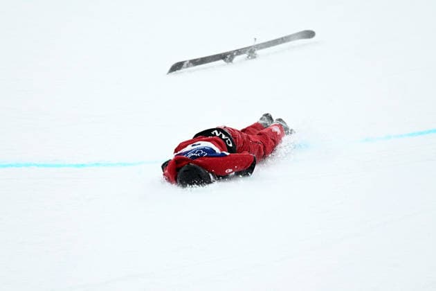 2026 WINTER Olympic Games, Olympische Spiele, Olympia, OS Cassie Sharpe of Canada crashes on her second run in the Women™s Freeski Halfpipe qualifier at Livigno Snow Park, on day 13 of the 2026 Milano Cortina Winter Olympic Games in Italy, Wednesday, February 18, 2026. ( NO ARCHIVING LIVIGNO SONDRIO ITALY  Copyright: xDANxHIMBRECHTSx 20260220171528645265