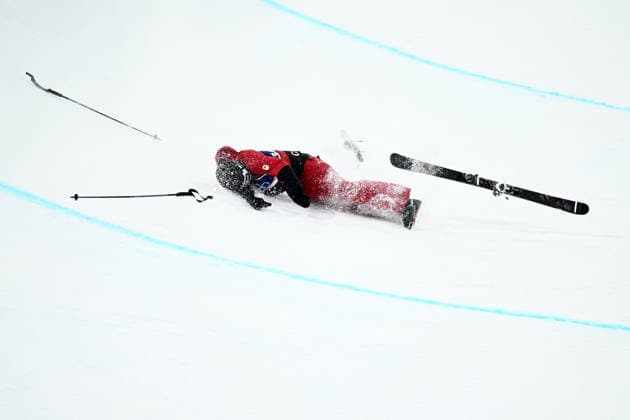 2026 WINTER Olympic Games, Olympische Spiele, Olympia, OS Cassie Sharpe of Canada crashes on her second run in the Women™s Freeski Halfpipe qualifier at Livigno Snow Park, on day 13 of the 2026 Milano Cortina Winter Olympic Games in Italy, Wednesday, February 18, 2026. ( NO ARCHIVING LIVIGNO SONDRIO ITALY  Copyright: xDANxHIMBRECHTSx 20260220199567311669