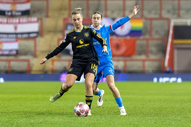 19th February 2026; Leigh Sports Village, Manchester, England; Womens Champions League Football, Manchester United, ManU versus Atletico Madrid; Julia Zigiotti Olme of Manchester United Women under pressure from Julia Bartel of Atletico Madrid  TimxWilliams Content restricted for UK based newspaper