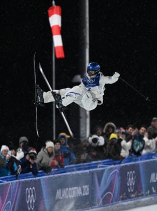(260219) -- LIVIGNO, Feb. 19, 2026 -- Gu Ailing of China competes during the qualification of freestyle skiing women s freeski halfpipe at the Milan-Cortina 2026 Olympic Winter games, Winterspiele,Spiele, Summer games in Livigno, Italy, Feb. 19, 2026. ) (MICO2026)ITALY-LIVIGNO-OLYMPIC WINTER GAMES-FREESTYLE SKIING-WOMEN S FREESKI HALFPIPE-QUALIFICATION WuxHuiwo 