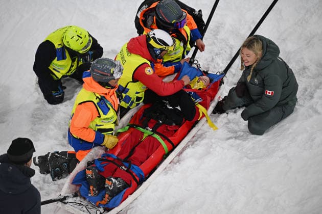 (260219) -- LIVIGNO, Feb. 19, 2026 -- Cassie Sharpe of Canada receives treatment after falling during the qualification of freestyle skiing women s freeski halfpipe at the Milan-Cortina 2026 Olympic Winter games, Winterspiele,Spiele, Summer games in Livigno, Italy, Feb. 19, 2026. ) (MICO2026)ITALY-LIVIGNO-OLYMPIC WINTER GAMES-FREESTYLE SKIING-WOMEN S FREESKI HALFPIPE-QUALIFICATION XiaxYifang 