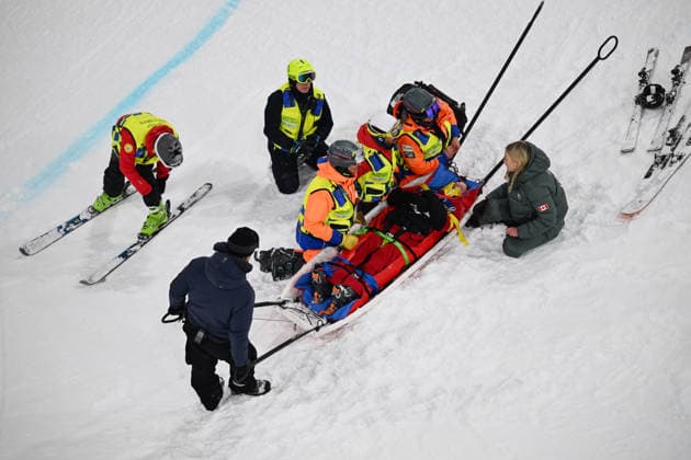 (260219) -- LIVIGNO, Feb. 19, 2026 -- Cassie Sharpe of Canada receives treatment after falling during the qualification of freestyle skiing women s freeski halfpipe at the Milan-Cortina 2026 Olympic Winter games, Winterspiele,Spiele, Summer games in Livigno, Italy, Feb. 19, 2026. ) (MICO2026)ITALY-LIVIGNO-OLYMPIC WINTER GAMES-FREESTYLE SKIING-WOMEN S FREESKI HALFPIPE-QUALIFICATION XiaxYifang 