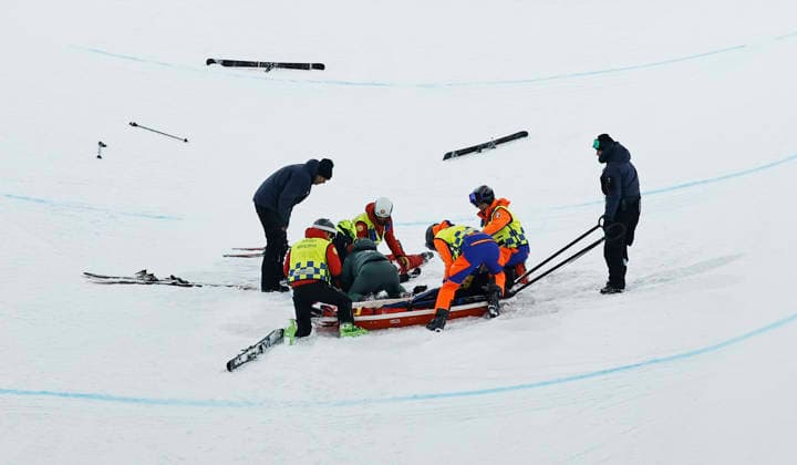 (260219) -- LIVIGNO, Feb. 19, 2026 -- Cassie Sharpe of Canada receives medical treatment after falling during the qualification of freestyle skiing women s freeski halfpipe at the Milan-Cortina 2026 Olympic Winter games, Winterspiele,Spiele, Summer games in Livigno, Italy, Feb. 19, 2026. ) (MICO2026)ITALY-LIVIGNO-OLYMPIC WINTER GAMES-FREESTYLE SKIING-WOMEN S FREESKI HALFPIPE-QUALIFICATION WangxPeng 
