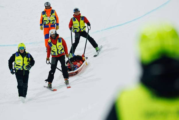 (260219) -- LIVIGNO, Feb. 19, 2026 -- Cassie Sharpe of Canada is transferred after falling during the qualification of freestyle skiing women s freeski halfpipe at the Milan-Cortina 2026 Olympic Winter games, Winterspiele,Spiele, Summer games in Livigno, Italy, Feb. 19, 2026. ) (MICO2026)ITALY-LIVIGNO-OLYMPIC WINTER GAMES-FREESTYLE SKIING-WOMEN S FREESKI HALFPIPE-QUALIFICATION WangxPeng 