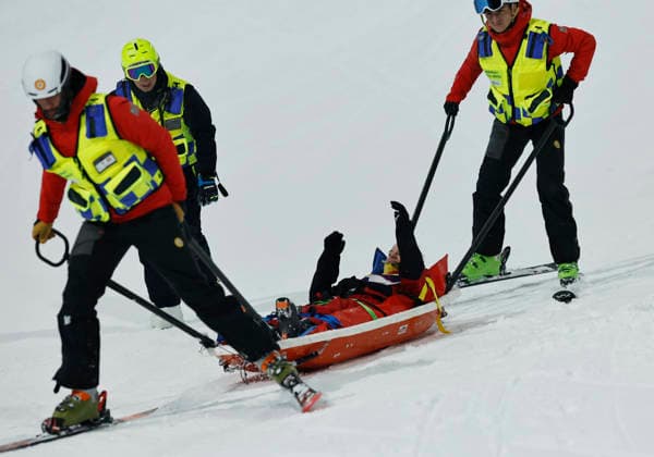 (260219) -- LIVIGNO, Feb. 19, 2026 -- Cassie Sharpe of Canada is transferred away after falling during the qualification of freestyle skiing women s freeski halfpipe at the Milan-Cortina 2026 Olympic Winter games, Winterspiele,Spiele, Summer games in Livigno, Italy, Feb. 19, 2026. ) (MICO2026)ITALY-LIVIGNO-OLYMPIC WINTER GAMES-FREESTYLE SKIING-WOMEN S FREESKI HALFPIPE-QUALIFICATION WangxPeng 