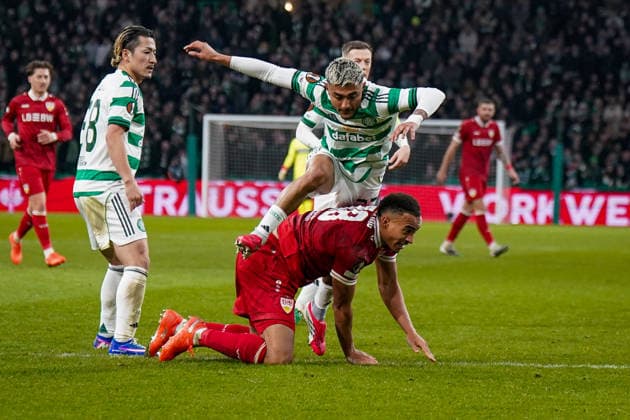 Fussball UEFA Europa League 2025 - 2026, Play-Offs Hinspiel - Celtic FC Glasgow vs VfB Stuttgart - Celtic Park Stadion (Glasgow, Schottland): Jamie Leweling (VfB Stuttgart, 18) Daizen Maeda (Celtic Glasgow, 38) Copyright: xJOERANxSTEINSIEKx