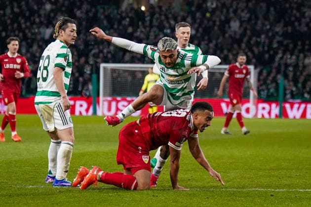 Fussball UEFA Europa League 2025 - 2026, Play-Offs Hinspiel - Celtic FC Glasgow vs VfB Stuttgart - Celtic Park Stadion (Glasgow, Schottland): Jamie Leweling (VfB Stuttgart, 18) Daizen Maeda (Celtic Glasgow, 38) Copyright: xJOERANxSTEINSIEKx