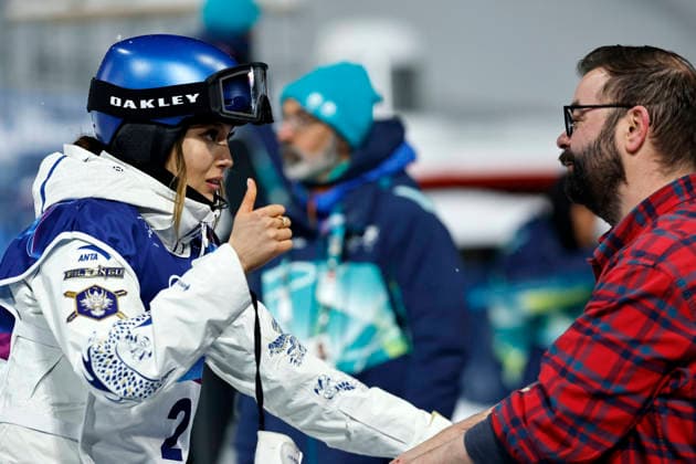 (260219) -- LIVIGNO, Feb. 19, 2026 -- Gu Ailing (L) of China gestures during the qualification of freestyle skiing women s freeski halfpipe at the Milan-Cortina 2026 Olympic Winter games, Winterspiele,Spiele, Summer games in Livigno, Italy, Feb. 19, 2026. ) (MICO2026)ITALY-LIVIGNO-OLYMPIC WINTER GAMES-FREESTYLE SKIING-WOMEN S FREESKI HALFPIPE-QUALIFICATION WangxPeng 