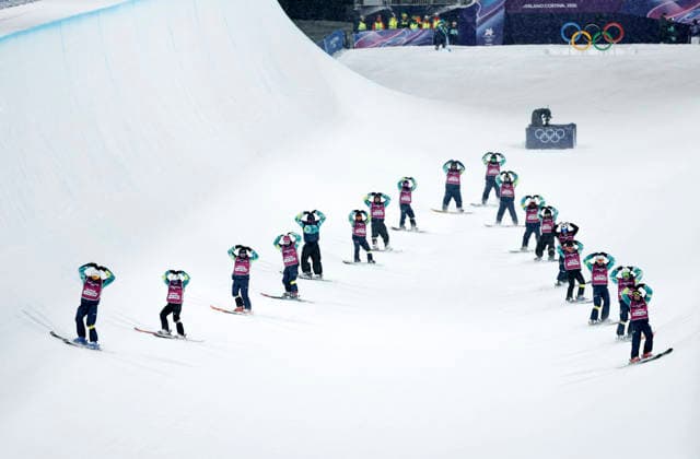 (260219) -- LIVIGNO, Feb. 19, 2026 -- Staff members gesture before the qualification of freestyle skiing women s freeski halfpipe at the Milan-Cortina 2026 Olympic Winter games, Winterspiele,Spiele, Summer games in Livigno, Italy, Feb. 19, 2026. ) (MICO2026)ITALY-LIVIGNO-OLYMPIC WINTER GAMES-FREESTYLE SKIING-WOMEN S FREESKI HALFPIPE-QUALIFICATION WangxPeng 