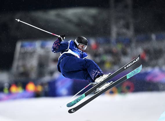 (260219) -- LIVIGNO, Feb. 19, 2026 -- Zoe Atkin of Britain competes during the qualification of freestyle skiing women s freeski halfpipe at the Milan-Cortina 2026 Olympic Winter games, Winterspiele,Spiele, Summer games in Livigno, Italy, Feb. 19, 2026. ) (MICO2026)ITALY-LIVIGNO-OLYMPIC WINTER GAMES-FREESTYLE SKIING-WOMEN S FREESKI HALFPIPE-QUALIFICATION WuxHuiwo 