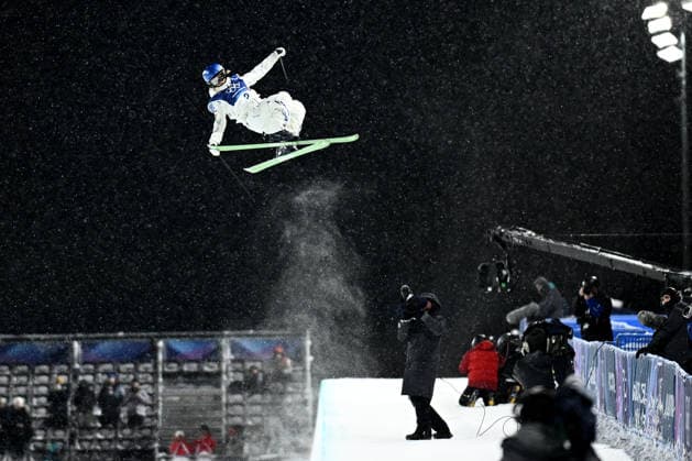 2026 WINTER Olympic Games, Olympische Spiele, Olympia, OS Ailing Eileen Gu of China during her second run in the Women™s Freeski Halfpipe qualifier at Livigno Snow Park, on day 13 of the 2026 Milano Cortina Winter Olympic Games in Italy, Thursday, February 19, 2026. ( NO ARCHIVING, EDITORIAL USE ONLY LIVIGNO SONDRIO ITALY  Copyright: xDANxHIMBRECHTSx 20260220170167717429