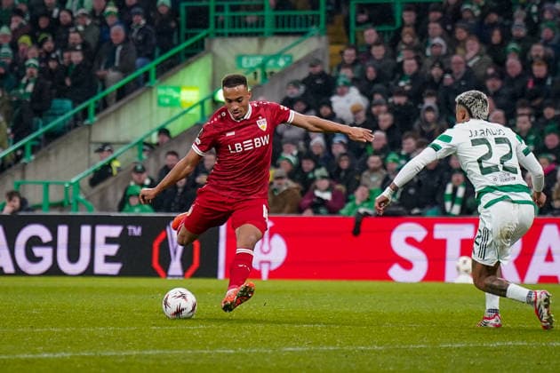 Fussball UEFA Europa League 2025 - 2026, Play-Offs Hinspiel - Celtic FC Glasgow vs VfB Stuttgart - Celtic Park Stadion (Glasgow, Schottland): Tor und Torschuss zum 1:3 durch Jamie Leweling (VfB Stuttgart, 18) Copyright: xJOERANxSTEINSIEKx