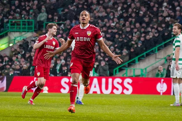 Fussball UEFA Europa League 2025 - 2026, Play-Offs Hinspiel - Celtic FC Glasgow vs VfB Stuttgart - Celtic Park Stadion (Glasgow, Schottland): Tor und Torjubel zum 1:3 durch Jamie Leweling (VfB Stuttgart, 18) Freude, Emotionen, Jubel Geste, Gestik, Emotion, Mimik, Gesichtsausdruck, Emotion. Sponsoren, Werbung, Wirtschaft, Werbebande, Ausrüstung Strauss Copyright: xJOERANxSTEINSIEKx