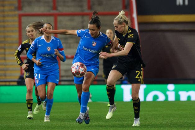Manchester United, ManU Women v Athletico de Madrid Femenino - UEFA Women s Champions League Round of 16 Second Leg 25 26 Athletico de Madrid Femenino Amaiur Sarriegi battles for the ball with Millie Turner in match against Manchester United Women v - UEFA Women s Champions League Round of 16 Second Leg 25 26 19.02.2026 Leigh Leigh Sports Village United Kingdom Copyright: xZacharyxLockex