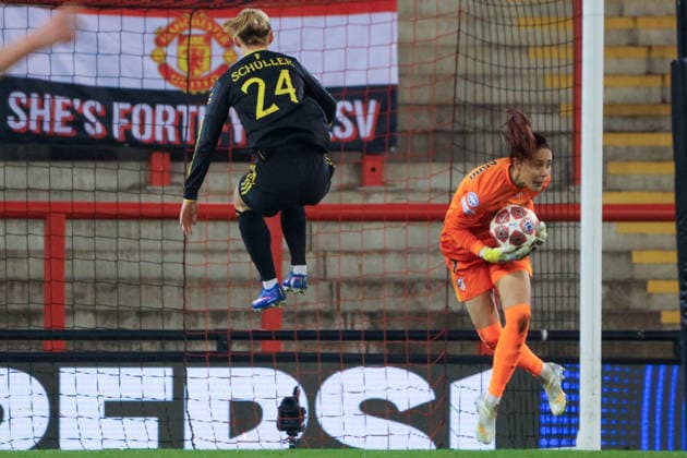 Manchester United, ManU Women v Athletico de Madrid Femenino - UEFA Women s Champions League Round of 16 Second Leg 25 26 Athletico de Madrid Femenino Lola Gallardo scoops ball up from Lea Schuller in match against Manchester United Women v - UEFA Women s Champions League Round of 16 Second Leg 25 26 19.02.2026 Leigh Leigh Sports Village United Kingdom Copyright: xZacharyxLockex