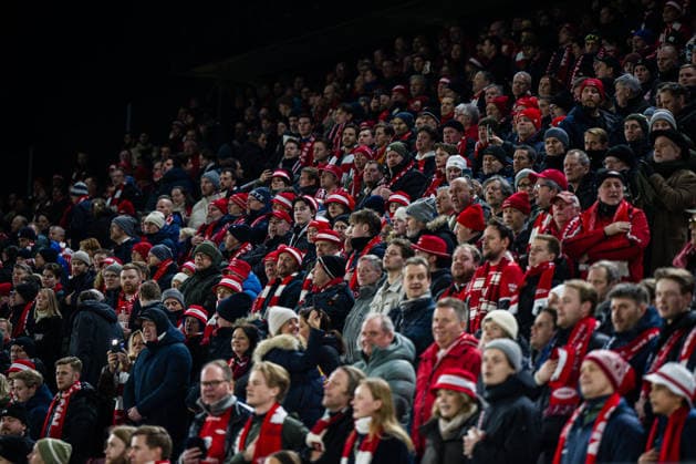 260219 Spectators in the stands ahead of the UEFA Europa League football match between Brann and Bologna on February 19, 2026 in Bergen. Photo: Marius Simensen BILDBYRAN COP 238 MM0056 bbeng bologna brann football fotball fotboll soccer uefa europa league Copyright: MARIUSxSIMENSEN BB260219ZQ116