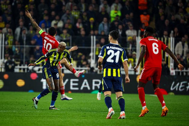 Fenerbahce SK vs Nottingham Forest FC Europa League 2025-26 KO play-offs 1st leg Morgan Gibbs-White of Nottingham Forest FC and Anderson Talisca of Fenerbahce SK vie for the ball. Fenerbahce SK and Nottingham Forest FC faced each other at UEFA Europa League 2025 26 KO play-offs 1st leg. The match took place in Chobani Fenerbahce Sukru Saracoglu Stadium on February 19th, 2026. Istanbul Istanbul Turkey Copyright: xBurakxBasturkx