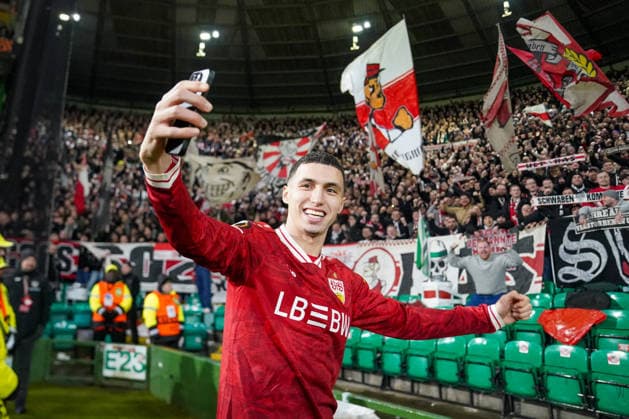 Fussball UEFA Europa League 2025 - 2026, Play-Offs Hinspiel - Celtic FC Glasgow vs VfB Stuttgart - Celtic Park Stadion (Glasgow, Schottland): Doppeltorschütze Bilal El Khannouss (VfB Stuttgart, 11) macht mit den mitgereisten Gästefans ein Selfie - Freude, Emotionen, Jubel, Mimik, Gesichtsausdruck, Emotion Glasgow Schottland Vereinigtes Königreich Copyright: xJOERANxSTEINSIEKx