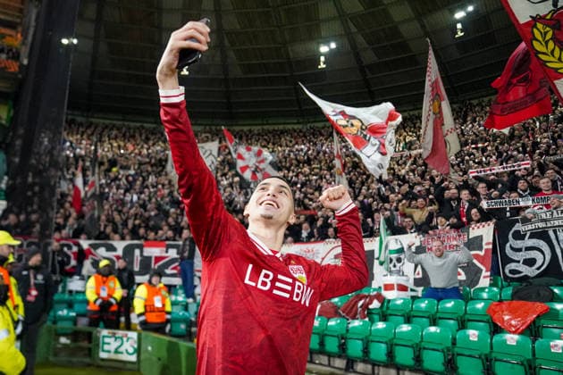 Fussball UEFA Europa League 2025 - 2026, Play-Offs Hinspiel - Celtic FC Glasgow vs VfB Stuttgart - Celtic Park Stadion (Glasgow, Schottland): Doppeltorschütze Bilal El Khannouss (VfB Stuttgart, 11) macht mit den mitgereisten Gästefans ein Selfie - Freude, Emotionen, Jubel, Mimik, Gesichtsausdruck, Emotion Glasgow Schottland Vereinigtes Königreich Copyright: xJOERANxSTEINSIEKx
