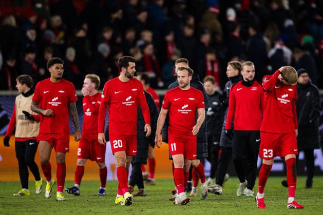 260219 Vetle Dragsnes, Bard Finne and Thore Pedersen of Brann looks dejected after the UEFA Europa League football match between Brann and Bologna on February 19, 2026 in Bergen. Photo: Marius Simensen BILDBYRAN COP 238 MM0056 bbeng bologna brann depp football fotball fotboll soccer uefa europa league Copyright: MARIUSxSIMENSEN BB260219ZH104