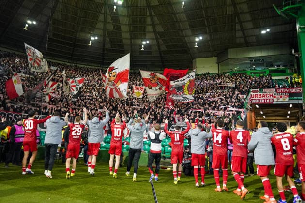 Fussball UEFA Europa League 2025 - 2026, Play-Offs Hinspiel - Celtic FC Glasgow vs VfB Stuttgart - Celtic Park Stadion (Glasgow, Schottland): Freude, Emotionen, Jubel bei Team und Fans aus Deutschland nach dem 1:4 Auswärtsieg. Zuschauer, Fans, Tribüne, Fahne, Transparent, Spruchband, Choreographie, Fanchoreo, Mannschaftsfoto, Totale, Perspektive Glasgow Schottland Vereinigtes Königreich Copyright: xJOERANxSTEINSIEKx