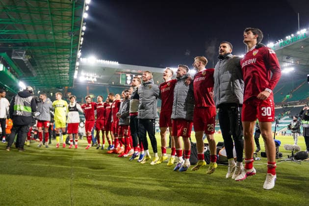 Fussball UEFA Europa League 2025 - 2026, Play-Offs Hinspiel - Celtic FC Glasgow vs VfB Stuttgart - Celtic Park Stadion (Glasgow, Schottland): Freude, Emotionen, Jubel bei Team und Fans aus Deutschland nach dem 1:4 Auswärtsieg. Zuschauer, Fans, Tribüne, Fahne, Transparent, Spruchband, Choreographie, Fanchoreo, Mannschaftsfoto, Totale, Perspektive Glasgow Schottland Vereinigtes Königreich Copyright: xJOERANxSTEINSIEKx