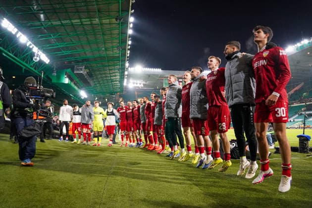 Fussball UEFA Europa League 2025 - 2026, Play-Offs Hinspiel - Celtic FC Glasgow vs VfB Stuttgart - Celtic Park Stadion (Glasgow, Schottland): Freude, Emotionen, Jubel bei Team und Fans aus Deutschland nach dem 1:4 Auswärtsieg. Zuschauer, Fans, Tribüne, Fahne, Transparent, Spruchband, Choreographie, Fanchoreo, Mannschaftsfoto, Totale, Perspektive Glasgow Schottland Vereinigtes Königreich Copyright: xJOERANxSTEINSIEKx