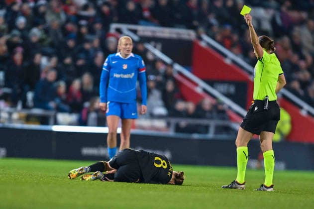 Referee shows yellow card after Jess Park (8 Manchester United, ManU down injured during UEFA Women?s Champion League game between Manchester United and Atlético Madrid at Progress with Unity Stadium, Manchester, England Copyright: xClarexOverfieldx xSPPx Sportspressphoto_SPR94751