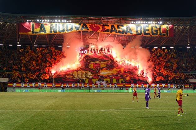 Fans of Jagiellonia with tifo and flares seen during UEFA Conference League play off knock out phase game between teams of Jagiellonia Bialystok and ACF Fiorentina (Kazimierz Koper Ball Raw Images) Bialystok Municipal Stadium Poland Copyright: xKazimierzxKoperx kazimierzkoper_jagiellonia_fiorentina_2526-138