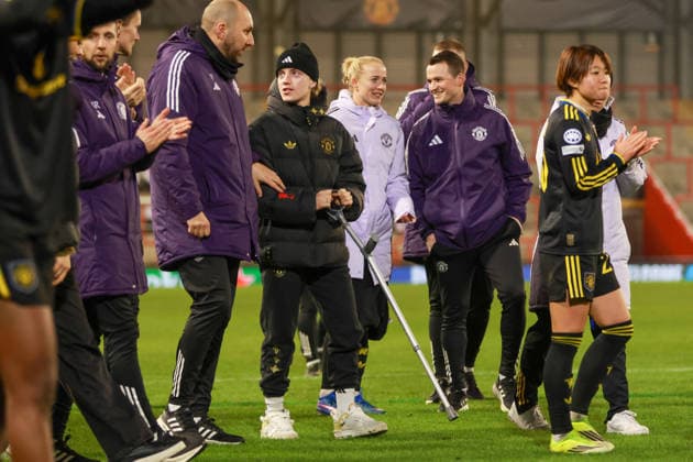 Manchester United, ManU Women v Athletico de Madrid Femenino - UEFA Women s Champions League Round of 16 Second Leg 25 26 Manchester United Women s Anna Sandberg on crutches after final whistle against Athletico de Madrid Femenino - UEFA Women s Champions League Round of 16 Second Leg 25 26 19.02.2026 Leigh Leigh Sports Village United Kingdom Copyright: xZacharyxLockex