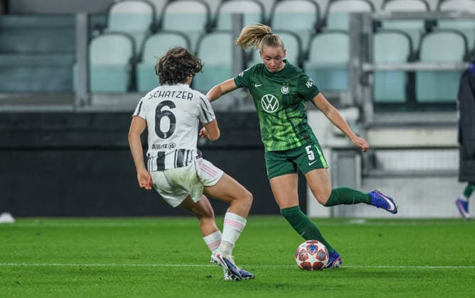 ITA, Wolfsburg, Juventus Turin vs VfL Wolfsburg, Women s Champions League, Fussball, UEFA, Spielzeit 2025 2026, Allianz Stadium, Playoffs, Rückspiel im Bild v.l.: Eva Schatzer (Juventus Turin Frauen 6), Ella Peddemors (VfL Wolfsburg Frauen 5) DFB DFL REGULATIONS PROHIBIT ANY USE OF PHOTOGRAPHS AS IMAGE SEQUENCES AND OR QUASI-VIDEO, 19.02.2026 Copyright: HMBxMedia HendrikxHamelau