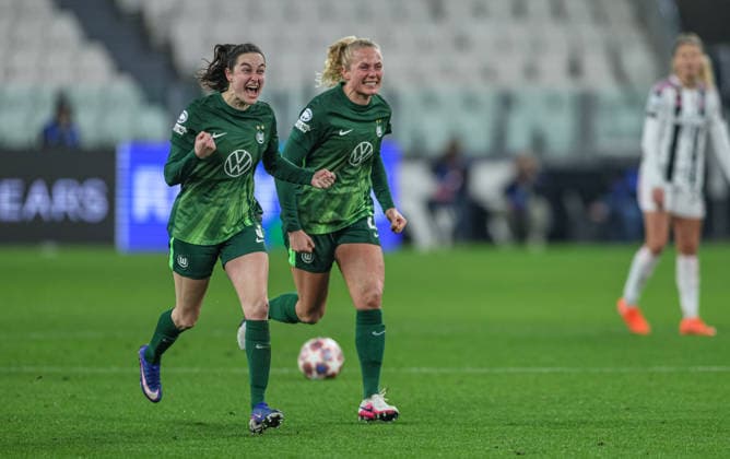 ITA, Wolfsburg, Juventus Turin vs VfL Wolfsburg, Women s Champions League, Fussball, UEFA, Spielzeit 2025 2026, Allianz Stadium, Playoffs, Rückspiel im Bild v.l.: Caitlin Dijkstra (VfL Wolfsburg Frauen 3), Guro Bergsvand (VfL Wolfsburg Frauen 20), Tor, Jubel und Freude, Emotionen DFB DFL REGULATIONS PROHIBIT ANY USE OF PHOTOGRAPHS AS IMAGE SEQUENCES AND OR QUASI-VIDEO, 19.02.2026 Copyright: HMBxMedia HendrikxHamelau