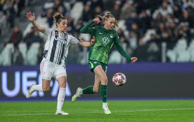 ITA, Wolfsburg, Juventus Turin vs VfL Wolfsburg, Women s Champions League, Fussball, UEFA, Spielzeit 2025 2026, Allianz Stadium, Playoffs, Rückspiel im Bild v.l.: Martina Lenzini (Juventus Turin Frauen 71), Vivien Endemann (VfL Wolfsburg Frauen 25) DFB DFL REGULATIONS PROHIBIT ANY USE OF PHOTOGRAPHS AS IMAGE SEQUENCES AND OR QUASI-VIDEO, 19.02.2026 Copyright: HMBxMedia HendrikxHamelau